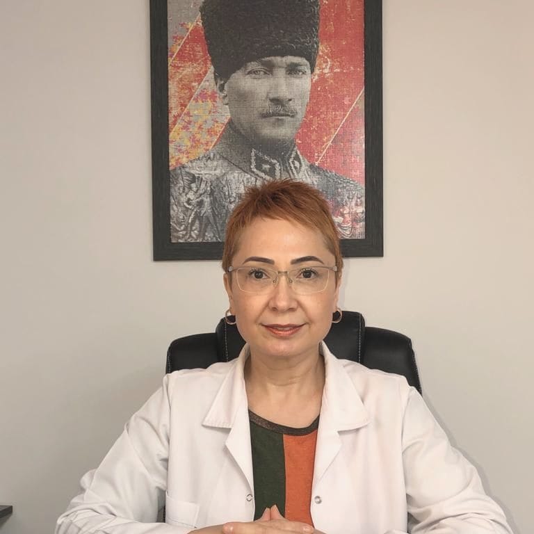 Diş Hekimi Ayşegül Sivrikaya kliniğinde